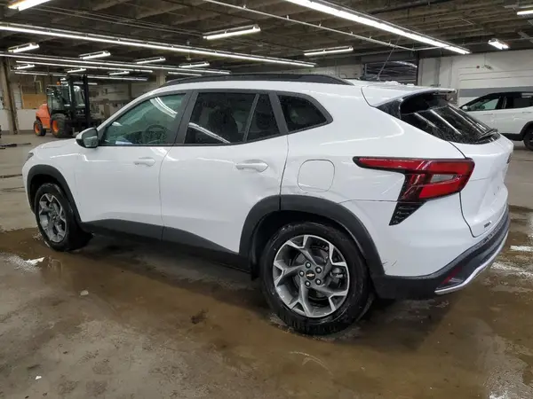 KL77LHE22RC214592 2024 CHEVROLET TRAX - Image 2