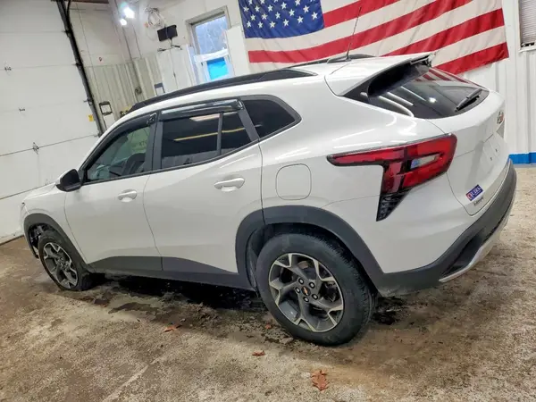 KL77LHE22RC239136 2024 CHEVROLET TRAX - Image 2