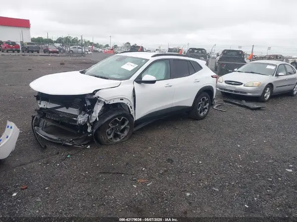 KL77LHE22RC241307 2024 CHEVROLET TRAX - Image 2
