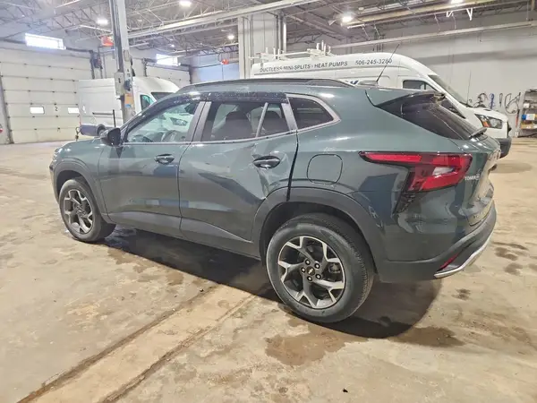 KL77LHE22SC107175 2025 CHEVROLET TRAX - Image 2