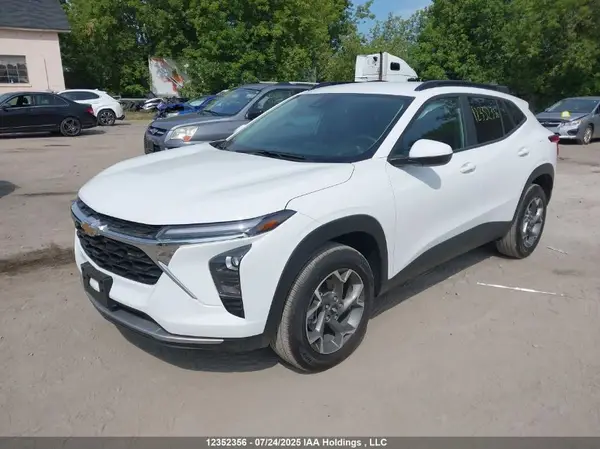 KL77LHE22SC208202 2025 CHEVROLET TRAX - Image 2