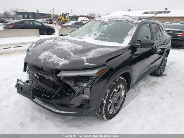 KL77LHE22SC268125 2025 CHEVROLET TRAX - Image 2