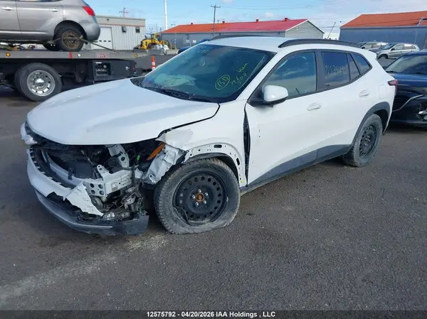 KL77LHE22SC335144 2025 CHEVROLET TRAX - Image 2