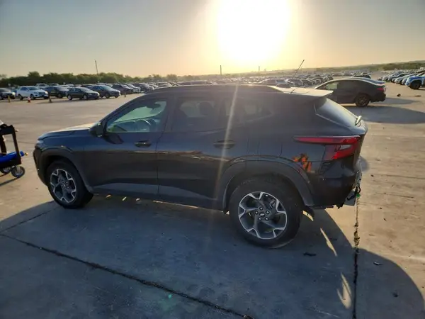 KL77LHE23RC019665 2024 CHEVROLET TRAX - Image 2