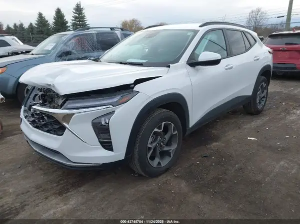 KL77LHE23RC040483 2024 CHEVROLET TRAX - Image 2