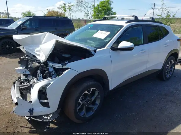 KL77LHE23RC043142 2024 CHEVROLET TRAX - Image 2