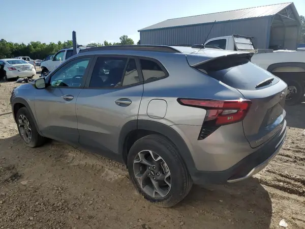 KL77LHE23RC208252 2024 CHEVROLET TRAX - Image 2