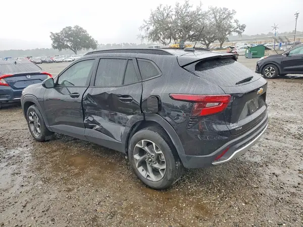 KL77LHE23RC220336 2024 CHEVROLET TRAX - Image 2