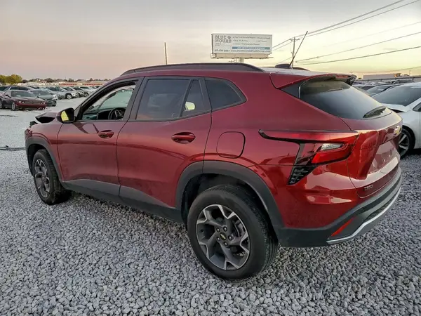 KL77LHE23RC240330 2024 CHEVROLET TRAX - Image 2