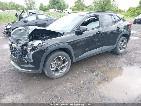 KL77LHE23SC043504 2025 CHEVROLET TRAX - Image 2