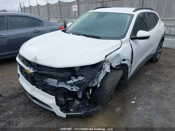 KL77LHE23SC153534 2025 CHEVROLET TRAX - Image 2