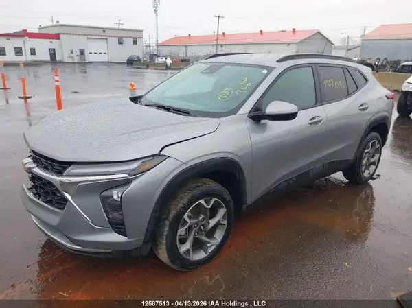 KL77LHE23SC158362 2025 CHEVROLET TRAX - Image 2