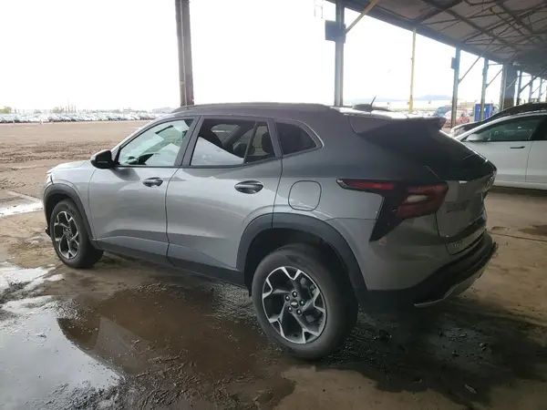 KL77LHE24RC008626 2024 CHEVROLET TRAX - Image 2