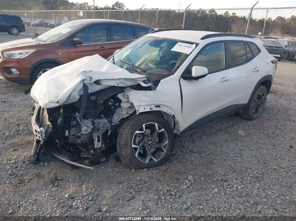 KL77LHE24RC040489 2024 CHEVROLET TRAX - Image 2