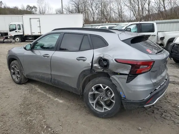 KL77LHE24RC049726 2024 CHEVROLET TRAX - Image 2