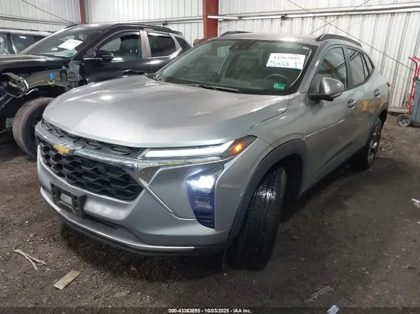 KL77LHE24RC063495 2024 CHEVROLET TRAX - Image 2