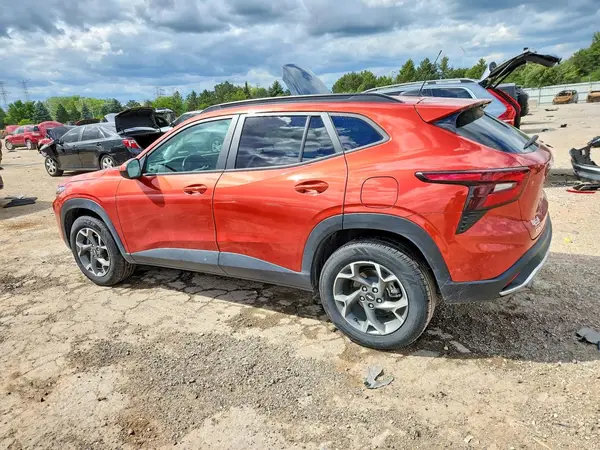KL77LHE24RC117099 2024 CHEVROLET TRAX - Image 2