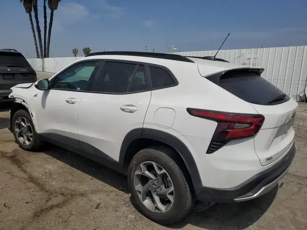 KL77LHE24RC121881 2024 CHEVROLET TRAX - Image 2