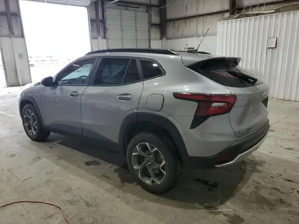 KL77LHE24RC123517 2024 CHEVROLET TRAX - Image 2