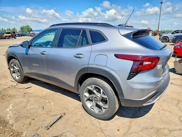 KL77LHE24RC123596 2024 CHEVROLET TRAX - Image 2