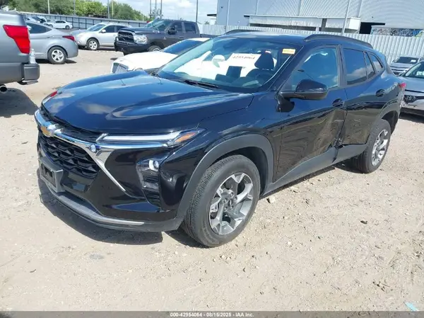 KL77LHE24RC135733 2024 CHEVROLET TRAX - Image 2
