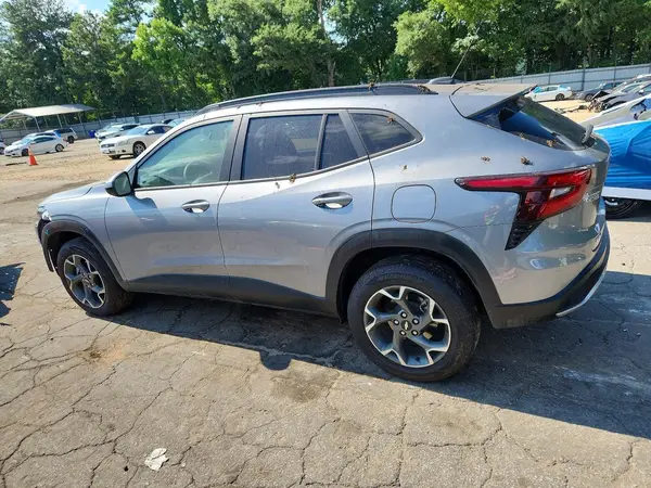 KL77LHE24RC227859 2024 CHEVROLET TRAX - Image 2
