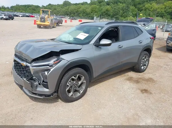 KL77LHE24RC235864 2024 CHEVROLET TRAX - Image 2