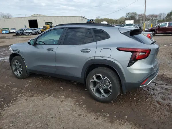 KL77LHE24RC241471 2024 CHEVROLET TRAX - Image 2