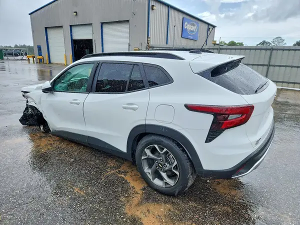 KL77LHE24RC242328 2024 CHEVROLET TRAX - Image 2