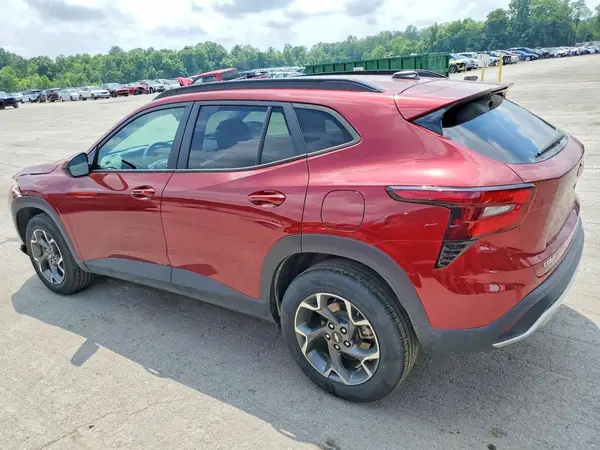 KL77LHE24RC242927 2024 CHEVROLET TRAX - Image 2