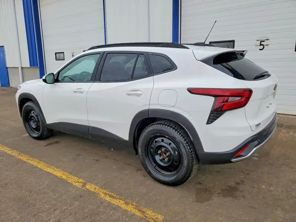 KL77LHE24SC143949 2025 CHEVROLET TRAX - Image 2