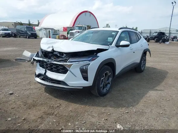 KL77LHE24SC197641 2025 CHEVROLET TRAX - Image 2