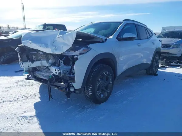KL77LHE24SC265114 2025 CHEVROLET TRAX - Image 2
