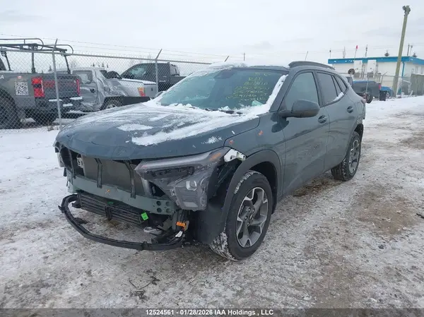 KL77LHE24SC291146 2025 CHEVROLET TRAX - Image 2