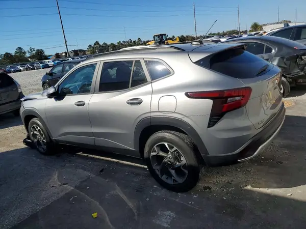 KL77LHE25RC007811 2024 CHEVROLET TRAX - Image 2
