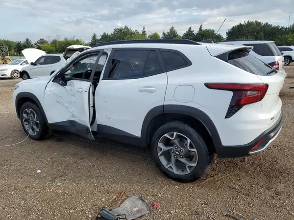 KL77LHE25RC011809 2024 CHEVROLET TRAX - Image 2