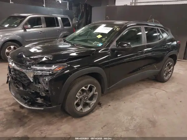 KL77LHE25RC050450 2024 CHEVROLET TRAX - Image 2