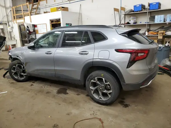 KL77LHE25RC155568 2024 CHEVROLET TRAX - Image 2
