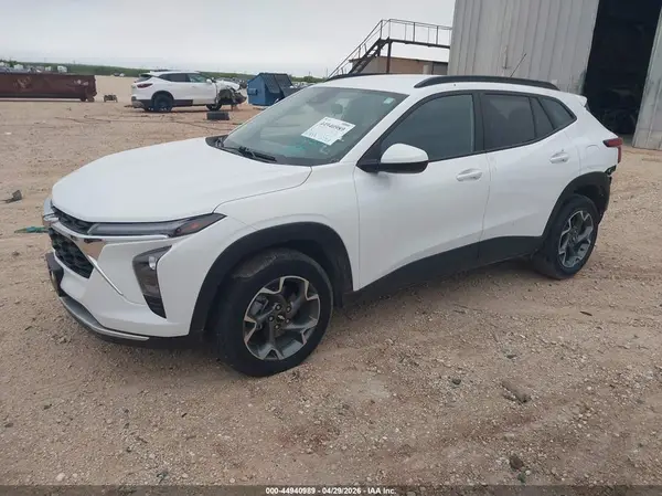 KL77LHE26RC009793 2024 CHEVROLET TRAX - Image 2