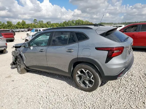 KL77LHE26RC044141 2024 CHEVROLET TRAX - Image 2