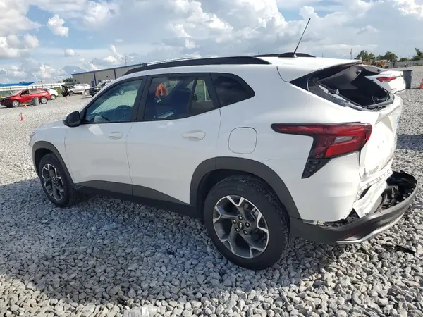 KL77LHE26RC050165 2024 CHEVROLET TRAX - Image 2