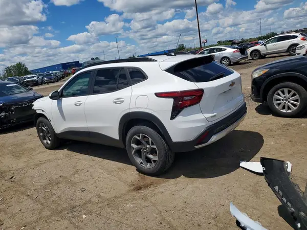 KL77LHE26RC074756 2024 CHEVROLET TRAX - Image 2