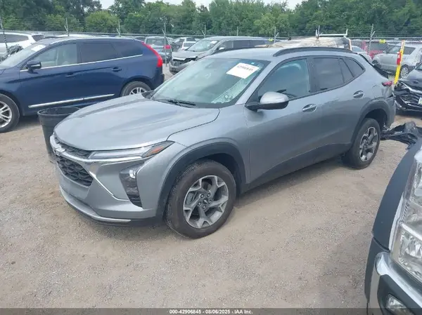 KL77LHE26RC100305 2024 CHEVROLET TRAX - Image 2
