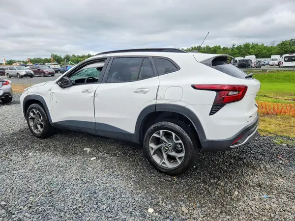 KL77LHE26RC152744 2024 CHEVROLET TRAX - Image 2
