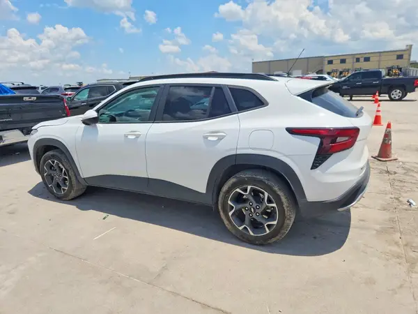 KL77LHE26RC238927 2024 CHEVROLET TRAX - Image 2