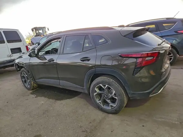 KL77LHE27RC003825 2024 CHEVROLET TRAX - Image 2