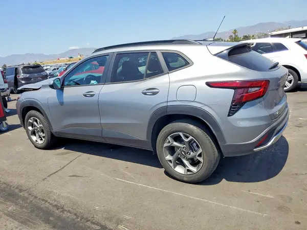 KL77LHE27RC008586 2024 CHEVROLET TRAX - Image 2