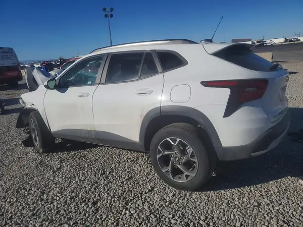KL77LHE27RC010211 2024 CHEVROLET TRAX - Image 2