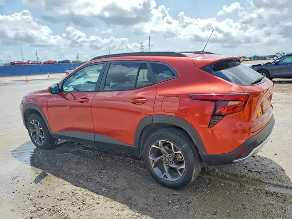 KL77LHE27RC022665 2024 CHEVROLET TRAX - Image 2