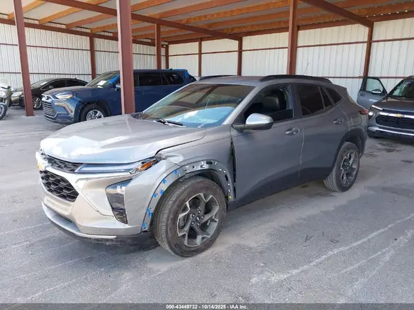KL77LHE27RC043032 2024 CHEVROLET TRAX - Image 2